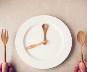 Image of an empty plate simulating fasting