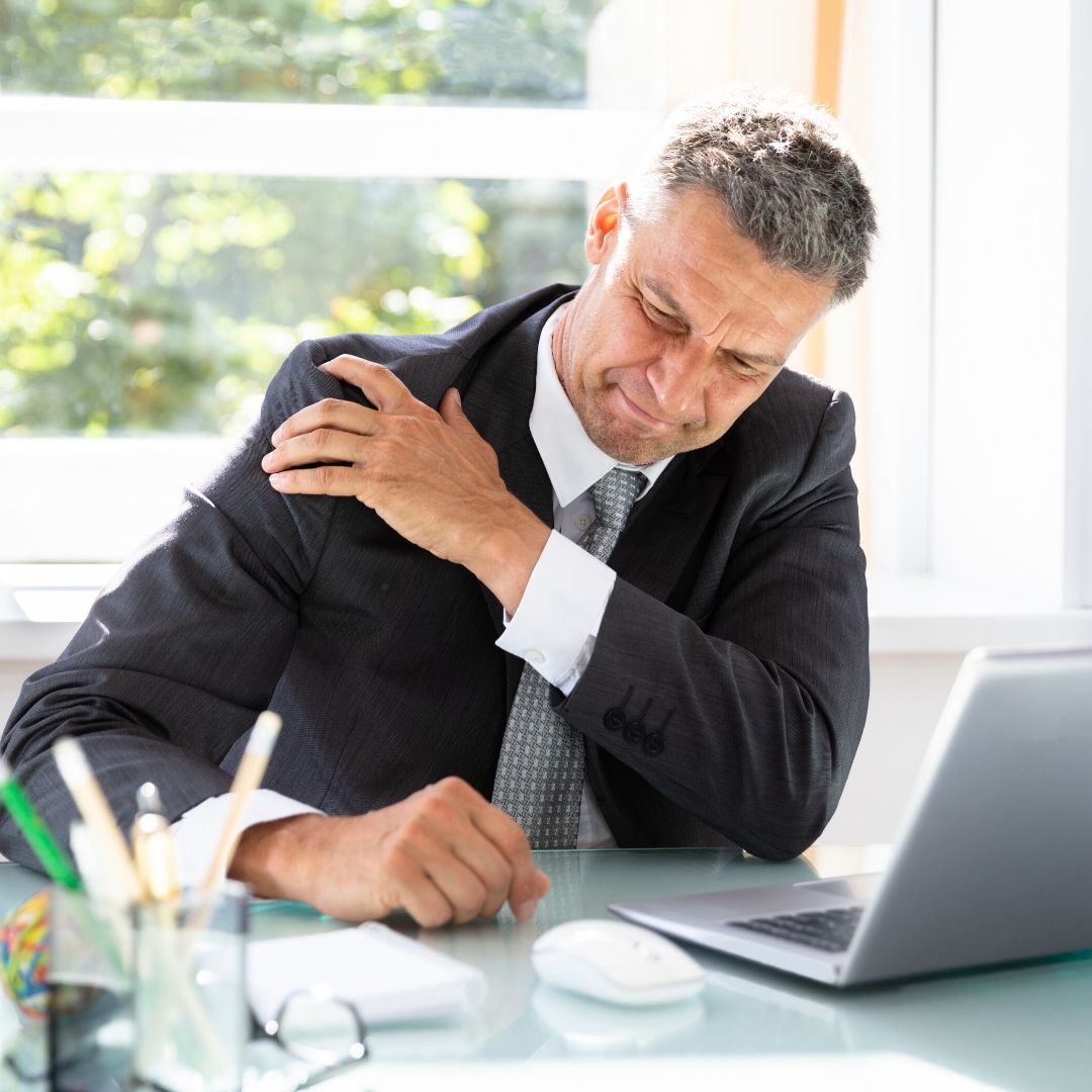 Image depicting a man who has shoulder pain